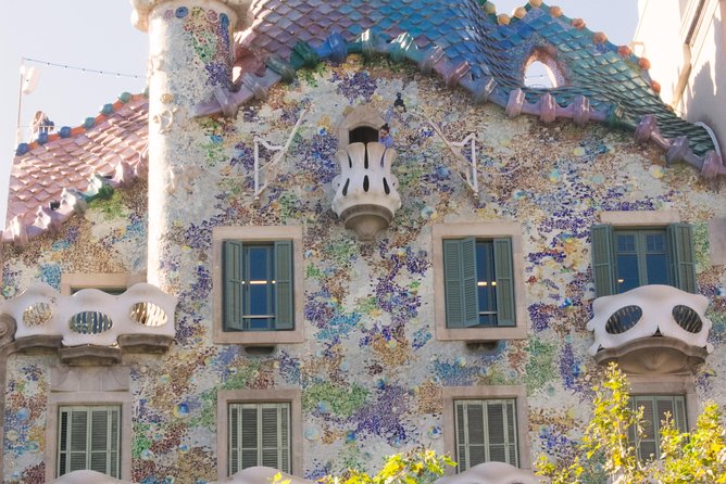 Gaudi, Modernisme And Spanish Wine - Starting at Passeig de Gràcia and Plaza Catalunya