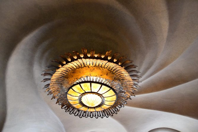 Gaudi's Casa Batlló and La Pedrera with Chocolate Tasting - What the guide adds to the morning