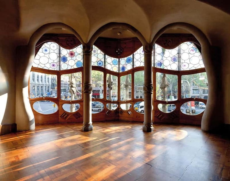 Gaudi's legacy. Exclusive tour to Park Güell and Casa Batlló - Reading the mosaics and unusual forms