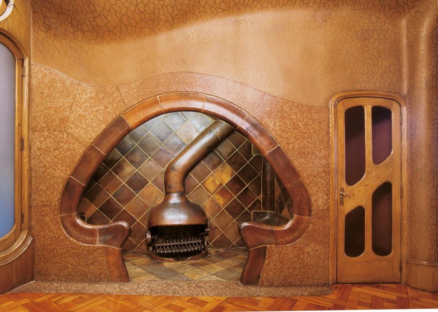 Gaudi's legacy. Exclusive tour to Park Güell and Casa Batlló - The 20-minute metro ride across Barcelona