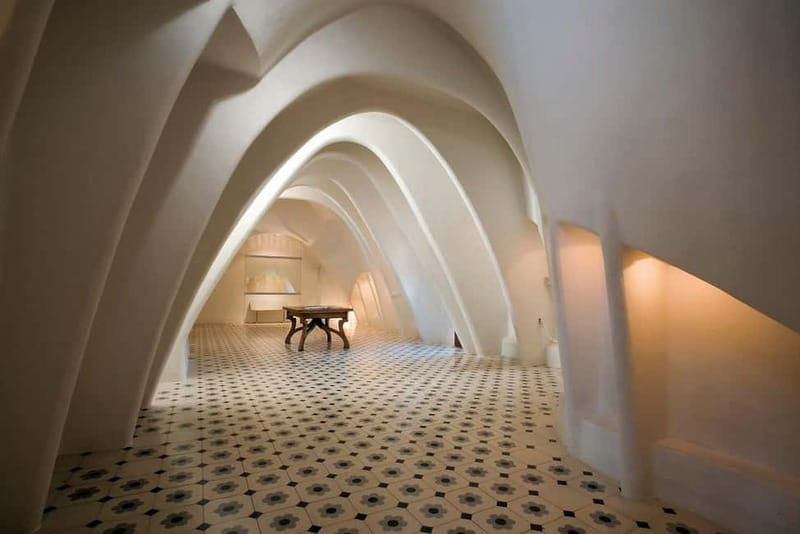 Gaudi's legacy. Exclusive tour to Park Güell and Casa Batlló - Casa Batlló and the flowing façade
