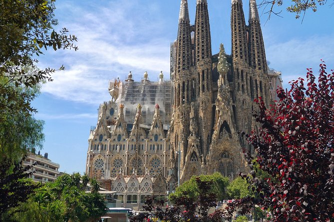 Golden Hour in Gaudi's Sagrada Familia with expert Guide - Who will get the most from this visit