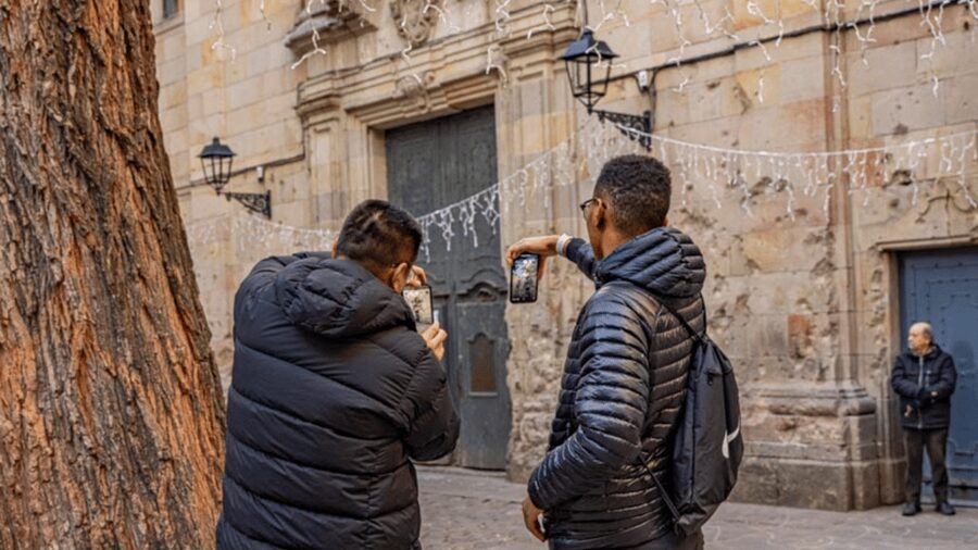 Gothic Quarter and Born District: Photographic Workshop - A quiet pause at Plaza Sant Felip Neri