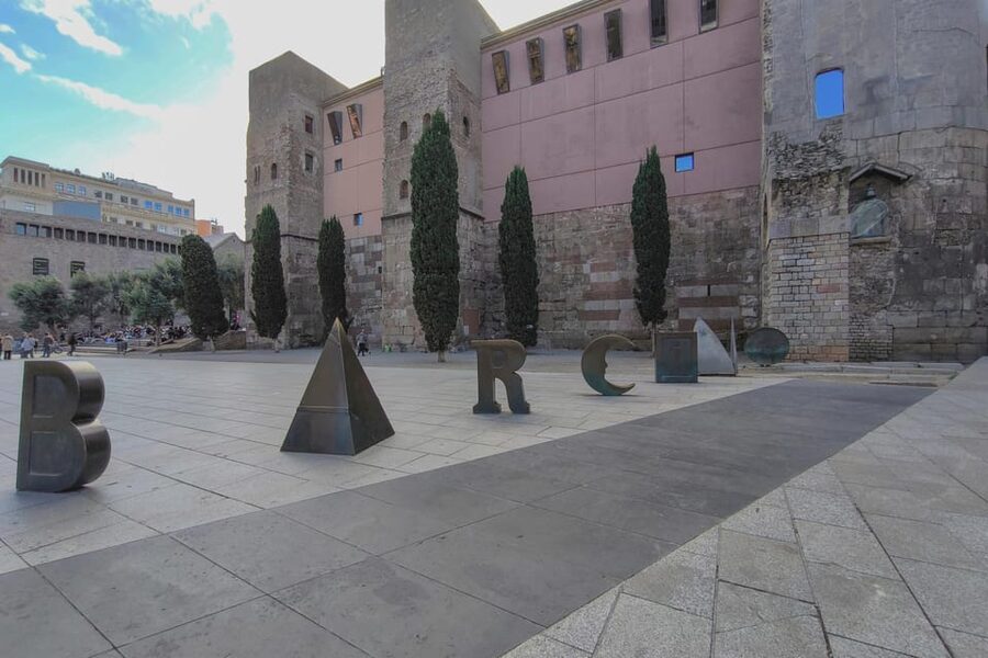 Gothic Quarter & Gaudí's Treasures Small-Group Tour - Forty-five minutes in the Gothic Quarter
