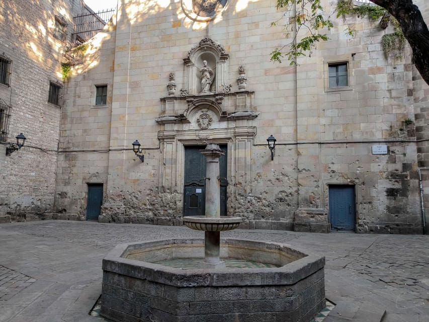 Gothic Quarter & Gaudí's Treasures Small-Group Tour - Meeting outside Starbucks