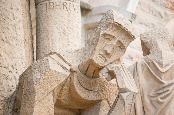 Gothic Quarter Private Tour with Sagrada Familia Skip the Line - Dress rules and other practical details