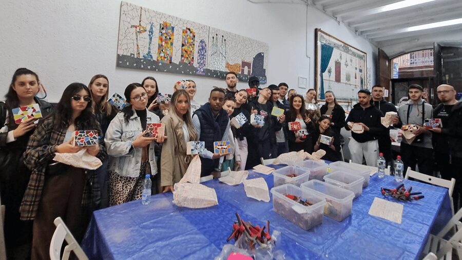 Guided Gaudí’s Trencadís Mosaic Workshop in Barcelona - Who should book this workshop