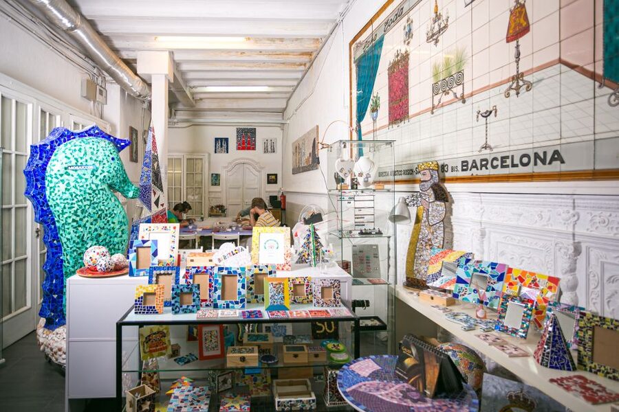 Guided Gaudí’s Trencadís Mosaic Workshop in Barcelona - Getting started with tools, tiles, and design