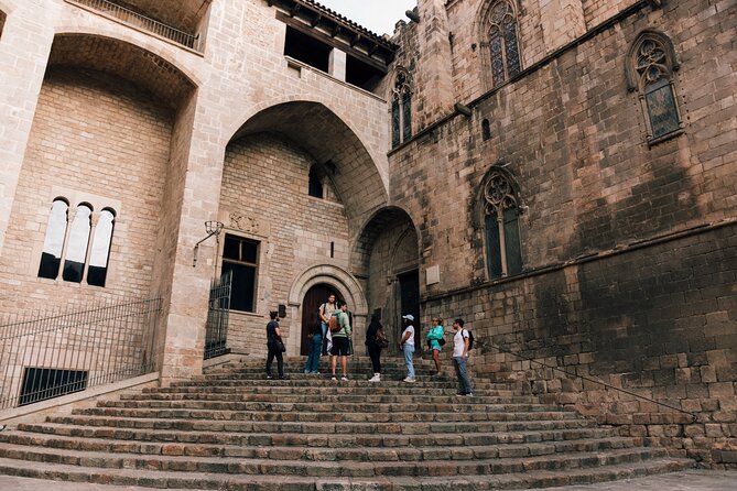 HistARy: Guided tour of the Gothic Quarter with Augmented Reality - Pont del Bisbe and the Gothic Quarter’s darker side