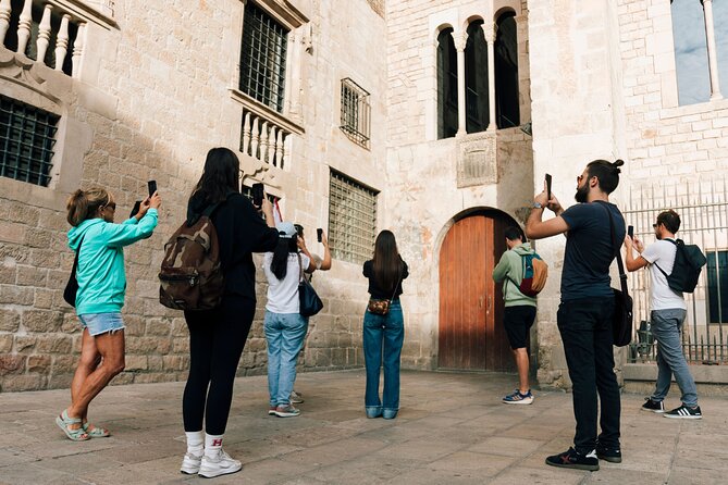HistARy: Guided tour of the Gothic Quarter with Augmented Reality - The Palace of the Lieutenant and one surprising detail