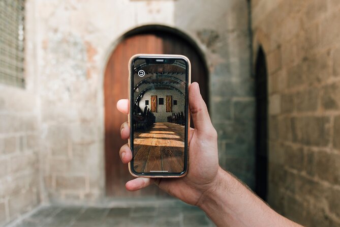 HistARy: Guided tour of the Gothic Quarter with Augmented Reality - Casa de l’Ardiaca and the mailbox with a tale