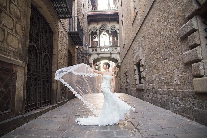 Instagram Photoshoot Tour in Barcelona - Gothic Quarter: atmospheric streets and stone details