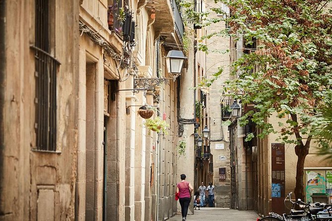 Jewish Quarter of Barcelona Private Tour with Hotel Pick-up - What this Barcelona Jewish Quarter tour is really about