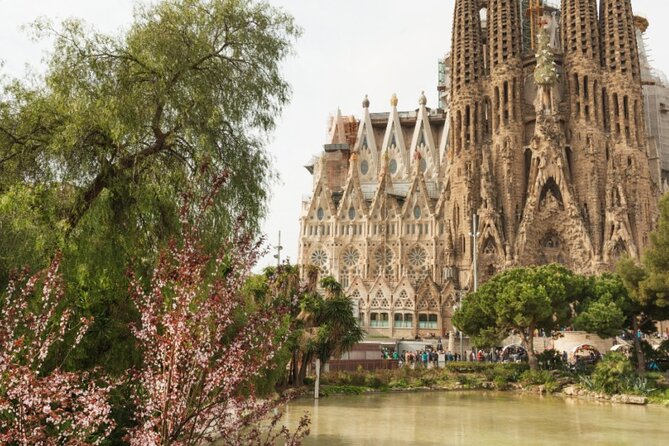 Max 6 People Full-Day Tour Barcelona, Sagrada Familia, Parc Guell - Exploring Park Güell after the basilica