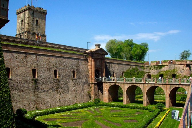 Montjuïc Cable Car & Magic Fountain Barcelona Private Tour - Palau Güell and Gaudí before the crowds thin out