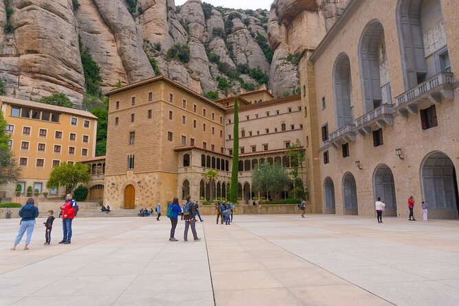 Montserrat: Cog-Wheel, Basilica, Black Madonna & Licor Tasting - Meeting in Barcelona at 8:00 a.m.