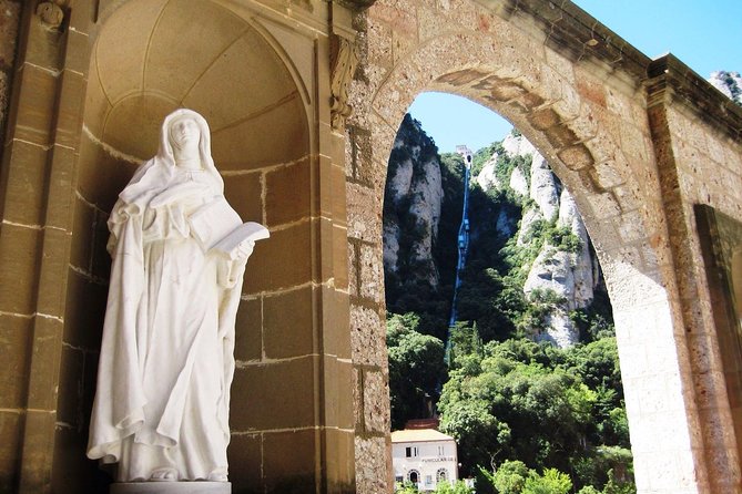 Montserrat: Cog-Wheel, Basilica, Black Madonna & Licor Tasting - Entering the Basilica and Seeing the Black Madonna