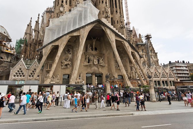 Montserrat Monastery and Sagrada Familia Tour with Liquor Tasting - What the schedule feels like in real life