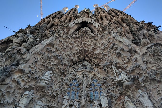 Park Guell and Sagrada Familia, Gaudí's Masterpieces Private Tour - What the private guide adds