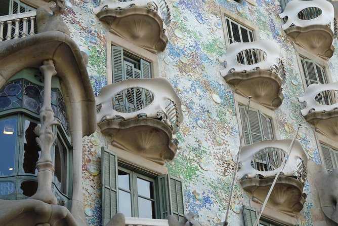 Park Guell and Sagrada Familia, Gaudí's Masterpieces Private Tour - Park Güell and the engineering behind the color