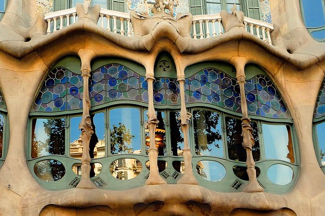 Park Guell and Sagrada Familia Private Tour with Hotel pick-up - Walking the Gothic Quarter