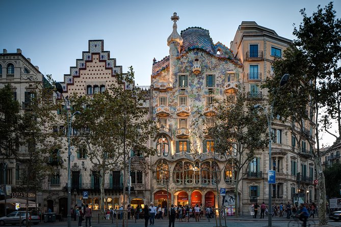 Park Guell and Sagrada Familia Private Tour with Hotel pick-up - What the private vehicle adds