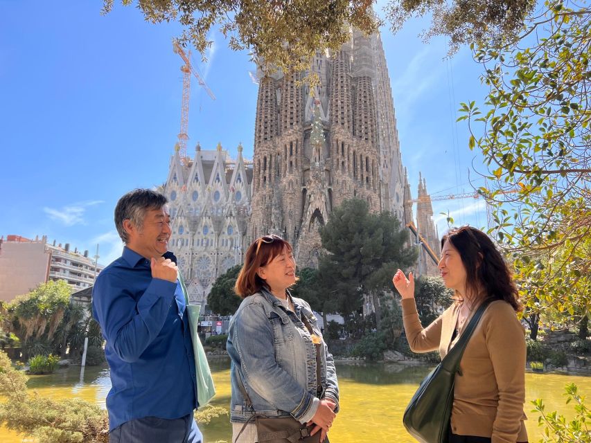 Park Güell & Sagrada Familia Tour - Walking, timing, and practical comfort