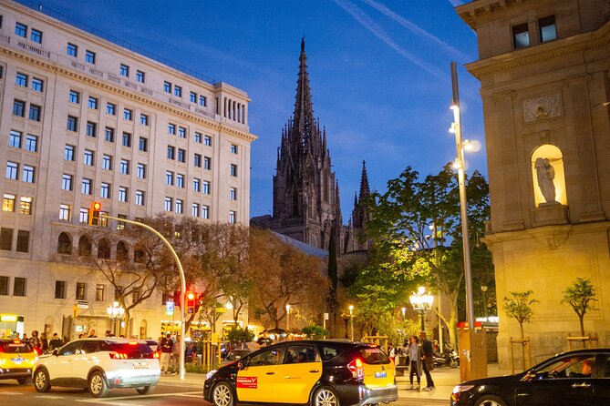 Photo Walking Tour Barcelona Cathedral Gothic Quarter El Born - Pont del Bisbe is famous, but not simple to photograph