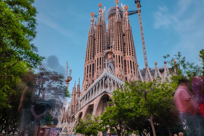 Photo Walking Tour Sagrada Familia and Gaudí in Barcelona - Casa Batlló, where the exterior does the work