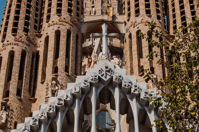 Photo Walking Tour Sagrada Familia and Gaudí in Barcelona - Sagrada Família without entering the basilica