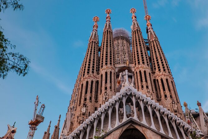 Photo Walking Tour Sagrada Familia and Gaudí in Barcelona - Ending at Farola Avinguda Gaudí