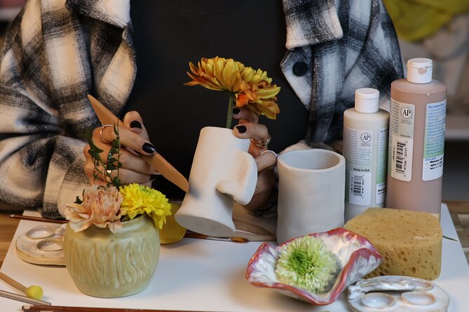 Pottery Workshop and Wine – Barcelona - Making clay by hand in central Barcelona