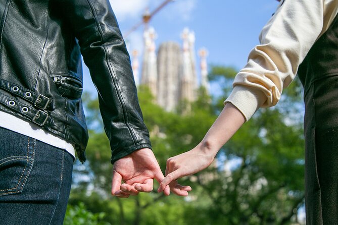 Private and Personalized Photography Adventure in Barcelona - Meeting at the Sagrada Familia souvenir shop