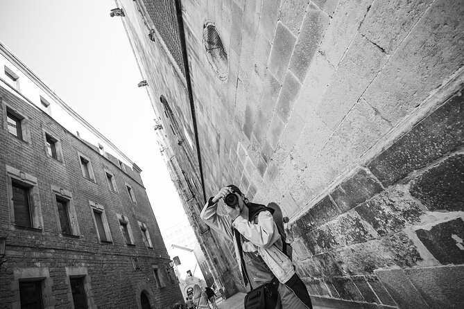 Private and Personalized Photography Adventure in Barcelona - How the photographer helps you look natural