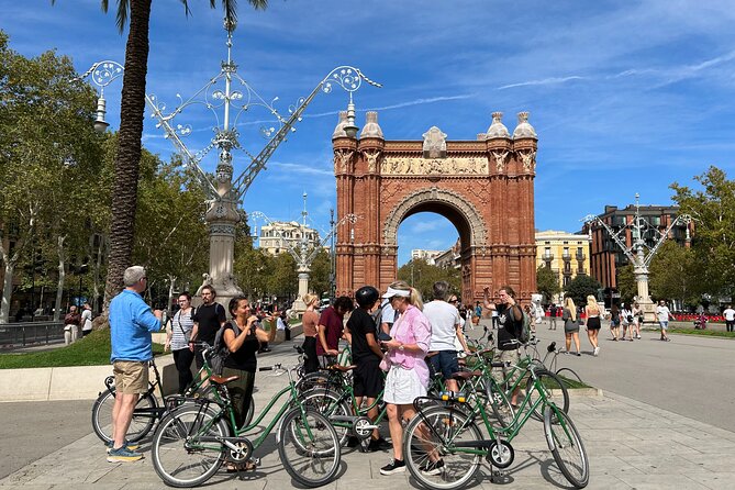 Private Barcelona Bike or E-Bike Tour - Barceloneta and a cruise beside the Mediterranean