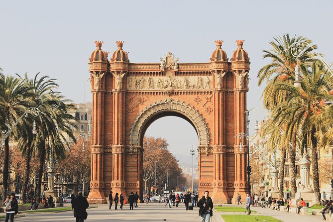 Private Barcelona Bike Tour, Gaudi's Art and Medieval Districts with Local Guide - Royal Square and the first Gaudí connection