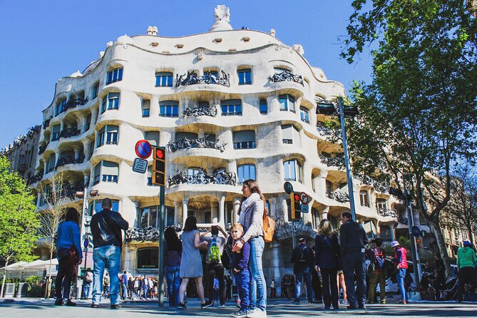 Private Barcelona Bike Tour, Gaudi's Art and Medieval Districts with Local Guide - Arc de Triomf and the route inland