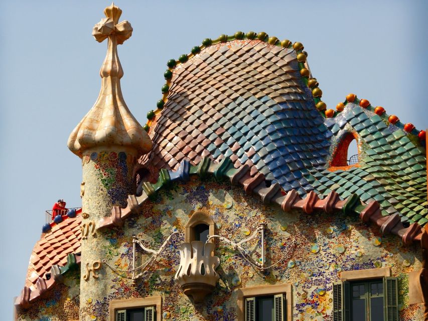 Private Barcelona Modernism and Gaudí Walking Tour - Passeig de Gràcia and the famous architectural trio