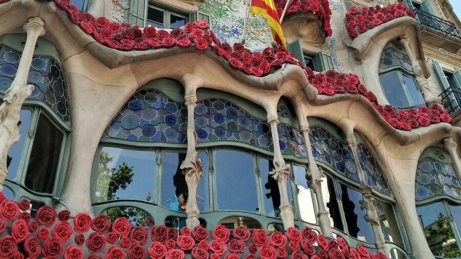Private Barcelona Modernism and Gaudí Walking Tour - What the guides add to the experience