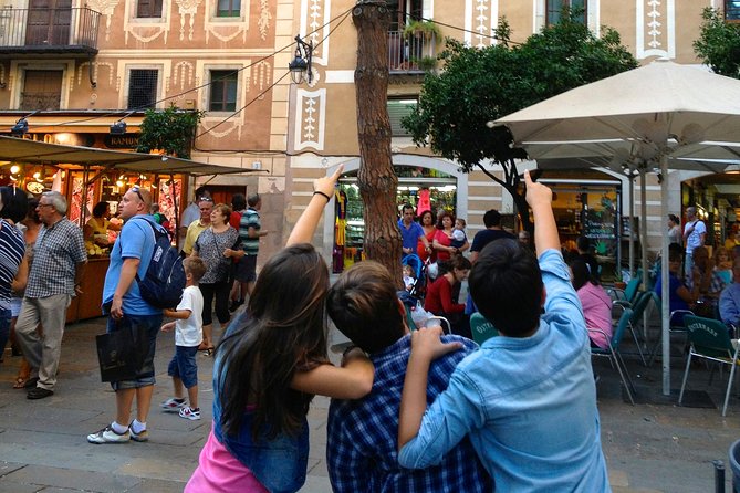 Private Family Experience - Dragon Tour in Barcelona for Kids - Narrow lanes, old buildings, and secret courtyards