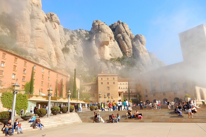 Private Montserrat with Lunch and Wine Tasting from Barcelona - A traditional Catalan lunch outside the city