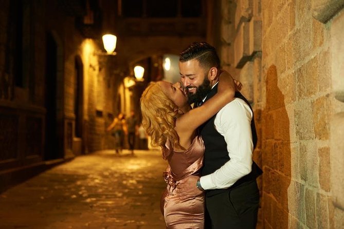 Private Photo Session with a Local Photographer in Barcelona - A short session built around your Barcelona memories