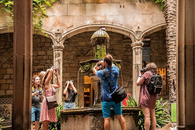 Private Photography Walking Tour with a Local - Finishing at City Hall and Jaume I