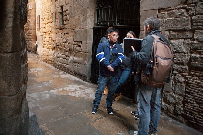 Private Religious Tour: Sagrada Familia, Romans & Jewish Quarter - Which guides and groups are the best fit
