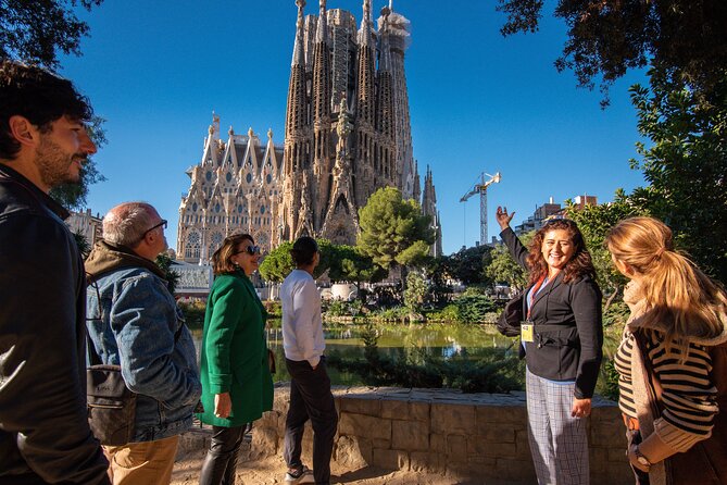 Private Sagrada Familia Guided Tour with Skip the Line Ticket - A private experience, with one point to clarify