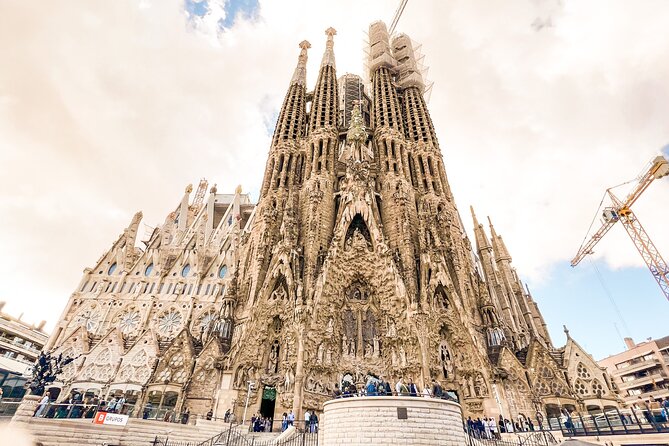 Private Sagrada Familia Guided Tour with Skip the Line Ticket - Cancellation and booking cautions