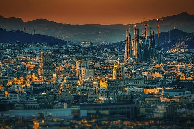 Private Sightseeing in Barcelona By Night - Sagrada Família: a powerful stop, even from outside