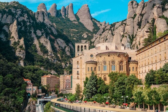 Private Tour from Barcelona to Montserrat (with guide) - Practical details that can change your day