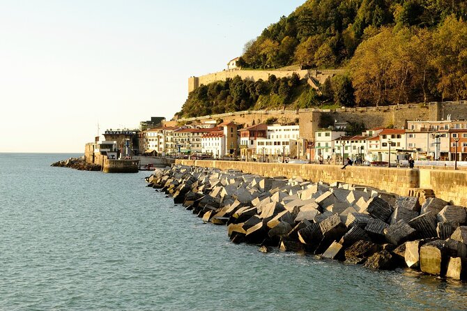 Private transfer: Barcelona to San Sebastian, 2h Stop in Pamplona - A private vehicle versus public transport