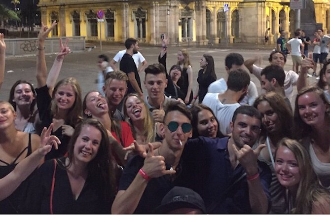 Pub Crawl Barcelona: 4 nightclubs + shots + skip-the-line entry - Group size, guides, and communication